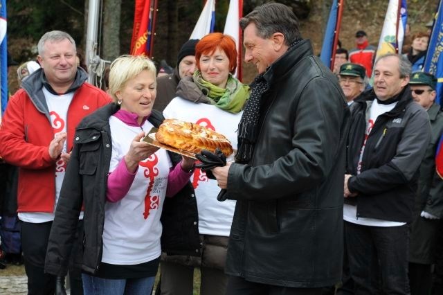50-letniki predsedniku Borutu Pahorju izročili srce kot simbol prijateljstva