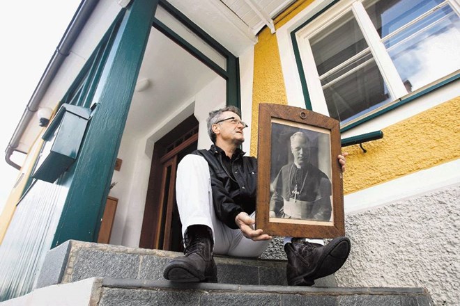 Rožmanov pranečak Gregej Krištof pred domačo hišo, kjer je leta 1958 sedel škofu v naročju. Tomaž Skale 