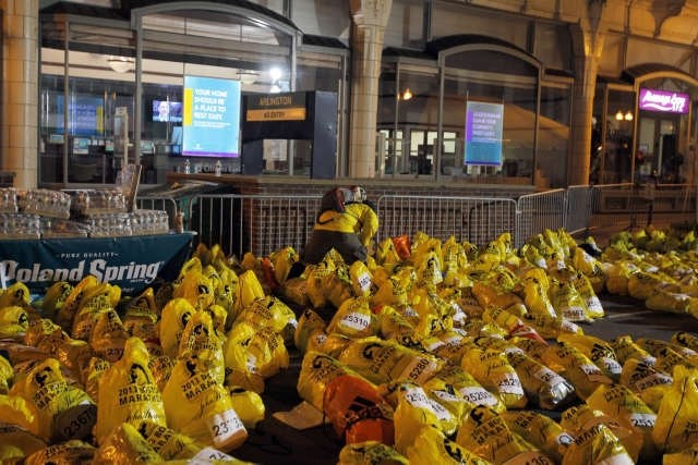 Po napadu v Bostonu je na prizorišču ostalo na desetine nedotaknjenih tekaških vreč. (foto: Reuters) 