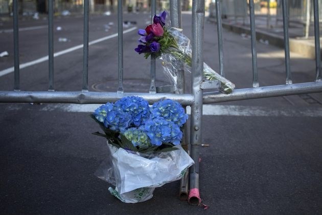 Rože ljudje polagajo tudi v bližino krajev eksplozije. (Foto: Reuters) 