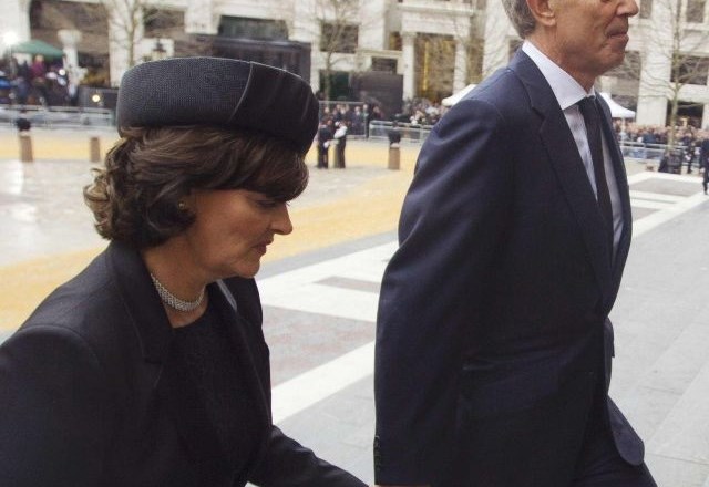Foto: Nekdanji britanski premier Tony Blair z ženo Cherie (Foto: Reuters) 