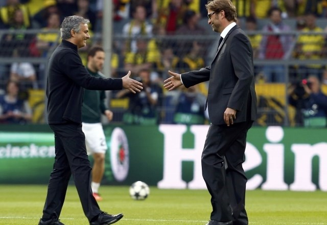 Mourinho in Klopp sta se pred tekmo prijateljsko pozdravila. (Foto: Reuters) 