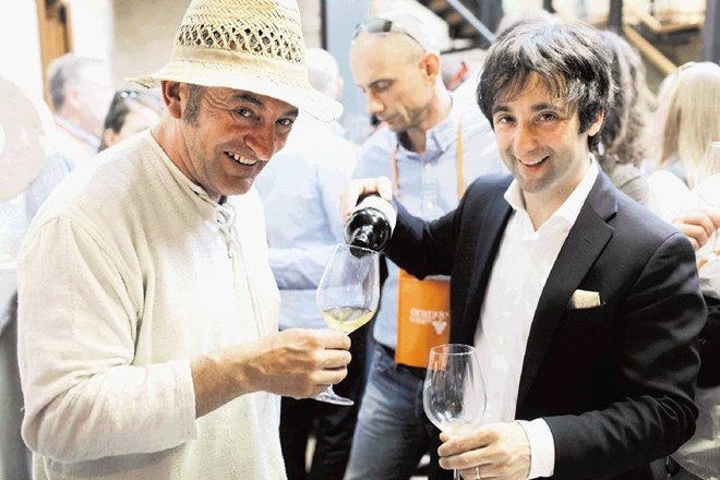 Kulinarično-vinarska naveza: Tomi Kavčič iz Dvorca Zemono je pridno dotakal vinarju Aciju Urbajsu s Kozjanskega, ki je...