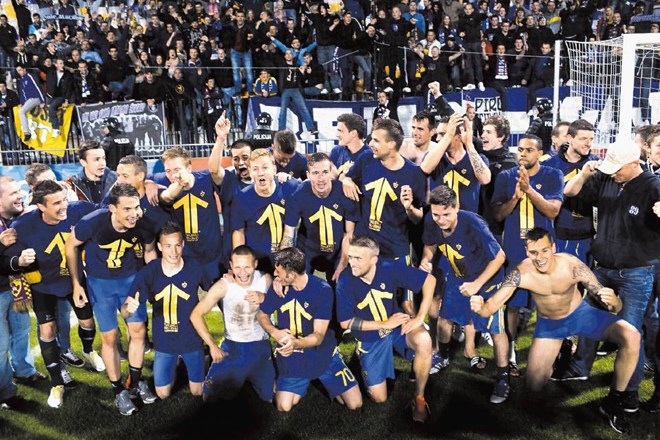 Po zmagi z 2:1 proti Olimpiji, s katero so potrdili enajsti naslov državnega prvaka, so navijači slekli  nogometaše Maribora...