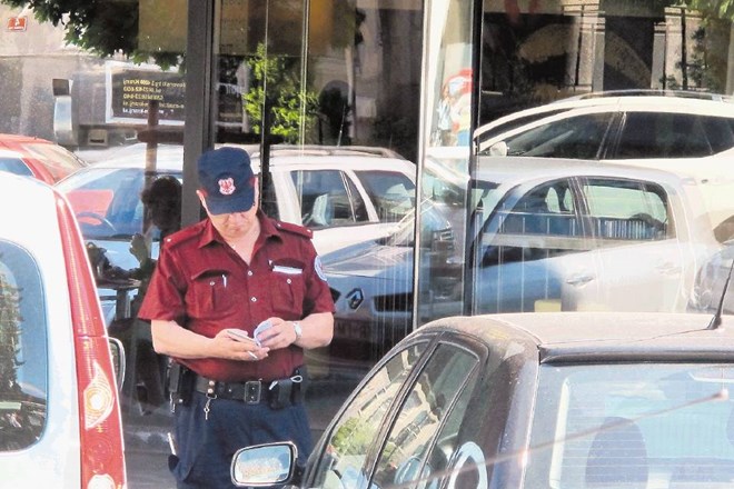Mestni redar ni prav nič okleval pri pisanju kazni za napačno parkirani Dnevnikov avtomobil. Povsem drugače je ravnal ob...