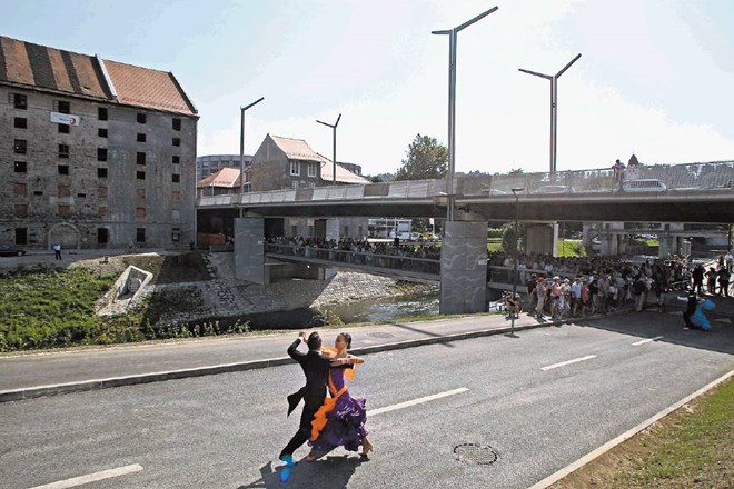 Stavbo ljubljanske Cukrarne zdaj povezuje z nasprotnim bregom  nov Fabianijev most, sama pa v razpadajočem stanju še čaka na...