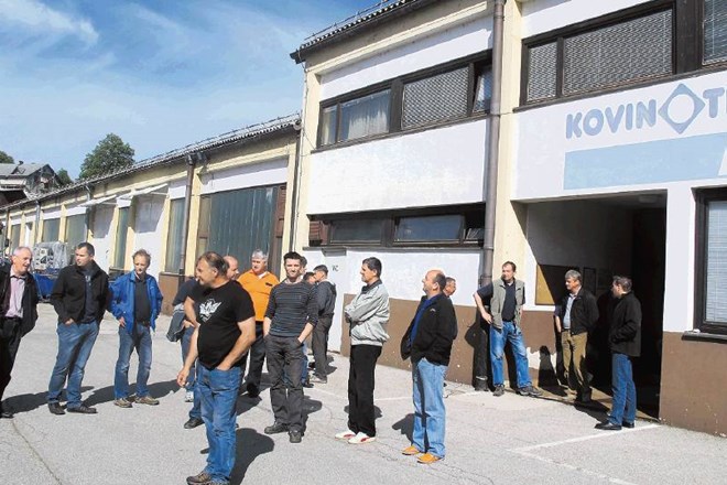 Kakšnih petdeset delavcev se je včeraj zbralo na dvorišču Kovinotehne MKI v Novem mestu, čeprav so dobili odločbe o čakanju...