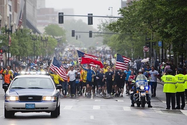Takole so včeraj mnogi zaključili maraton, ki je bil pred petimi tedni prekinjen zaradi eksplozij. (foto: Reuters) 