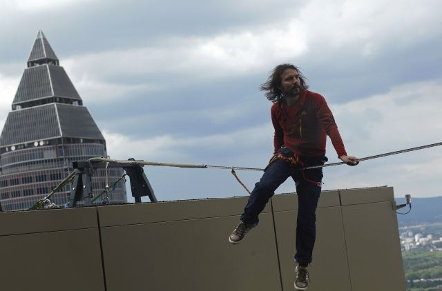 Svetovni rekord: Vrvohodec hodil 185 metrov nad tlemi Frankfurta (foto)