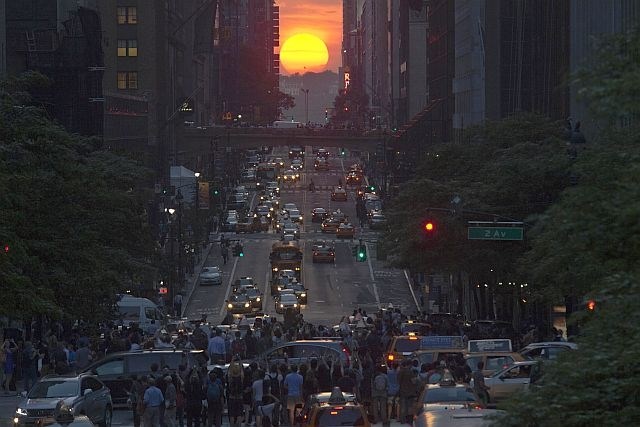 Pogled na sončni zahod z 42. ulice. (foto: Reuters) 