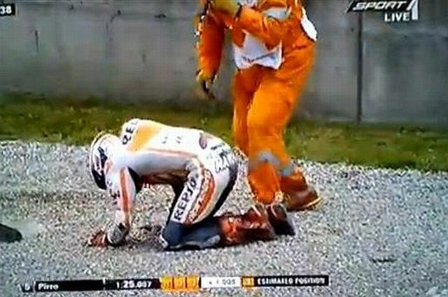 Marquez se po padcu ni mogel pobrati, zato so ga odnesli na nosilih. (Foto: youtube) 