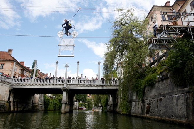 Ljubljančani so se lahko s kolesom peljali po žici čez Ljubljanico (foto in video)