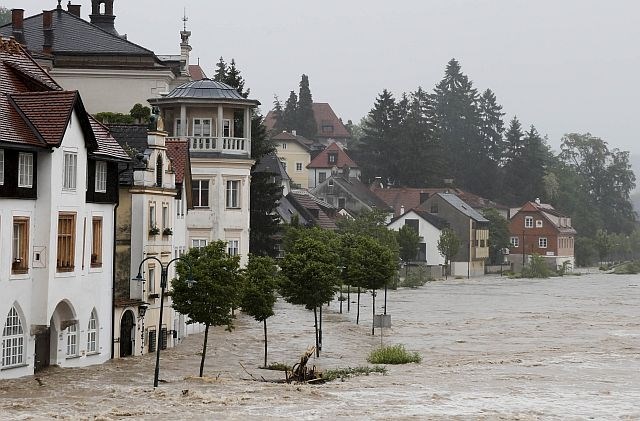 Poplave v avstrijskem mestu Steyr. (foto: Reuters) 