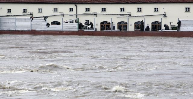 Narasle vode poplavljajo mesta. 