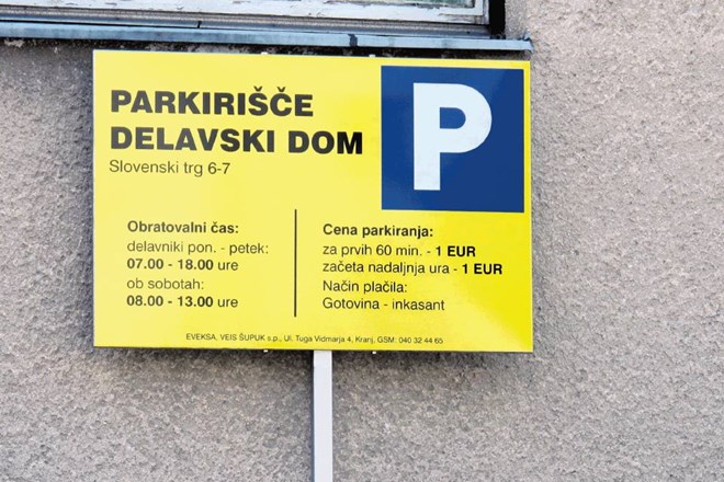 Prva ura parkiranja pred stavbo občine in upravne enote v Kranju ni več zastonj. 
