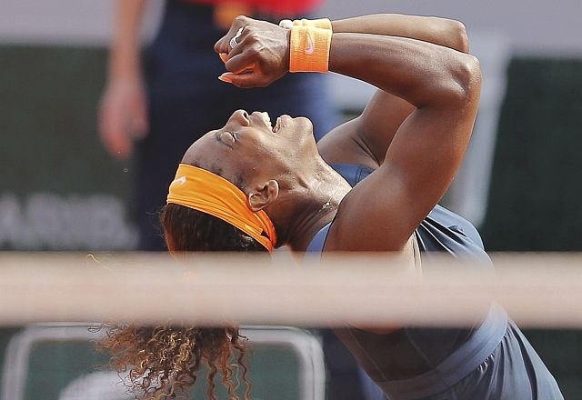 Takole je Serena proslavljala svojo zmago. (foto: Reuters) 