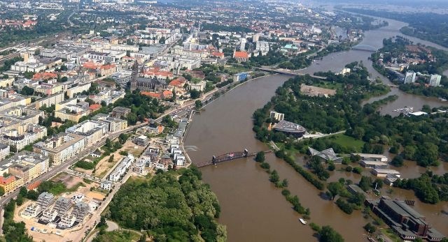 Poplave: V Nemčiji popustilo več nasipov, evakuiranih na tisoče ljudi (foto)