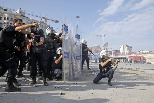Erdogan napovedal ničelno toleranco do protestov: Oblast pred protestniki ne bo pokleknila (foto)