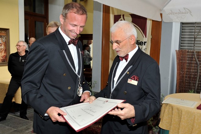 Predsednik Društva Sommelier Slovenije Ivan Peršolja je priznanje podelil tudi nekdaj odličnemu veslaču Janiju Klemenčiču.  