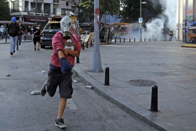 Protesti v Turčiji: Aretacije, preiskave domov in racije (foto)