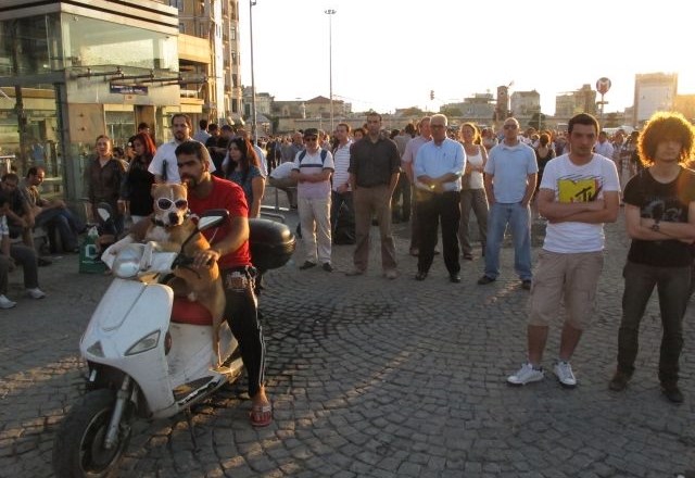 Park Gezi s policijskim varovanjem (video)