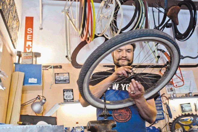 »Za restavriranje koles moraš obvladati dosti več obrtniških spretnosti, kot bi človek pričakoval,« pove Bor Čeh, ki se skozi...