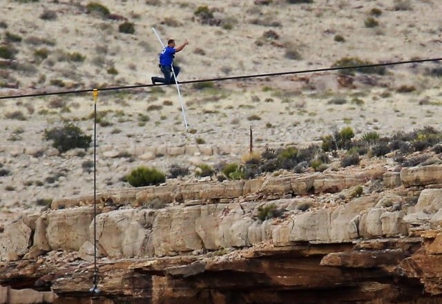 Nik Wallenda je po vrvi na višini 457 metrov premagal Veliki kanjon (foto in video)