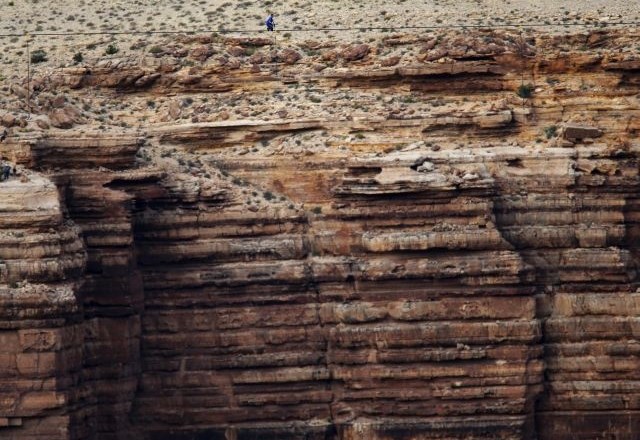 Nik Wallenda je po vrvi na višini 457 metrov premagal Veliki kanjon (foto in video)