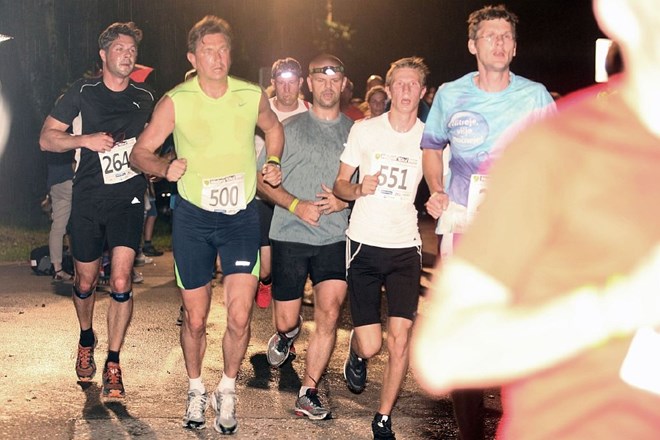 Na tradicionalni Nočni 10ki na Bledu več kot 3000 tekačev, tudi Borut Pahor (foto)