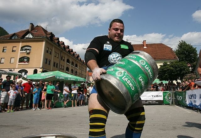 V soboto so se v prenašanju obteženih pivskih sodov pomerili najmočnejši Slovenci. (foto: Tomaž Skale) 