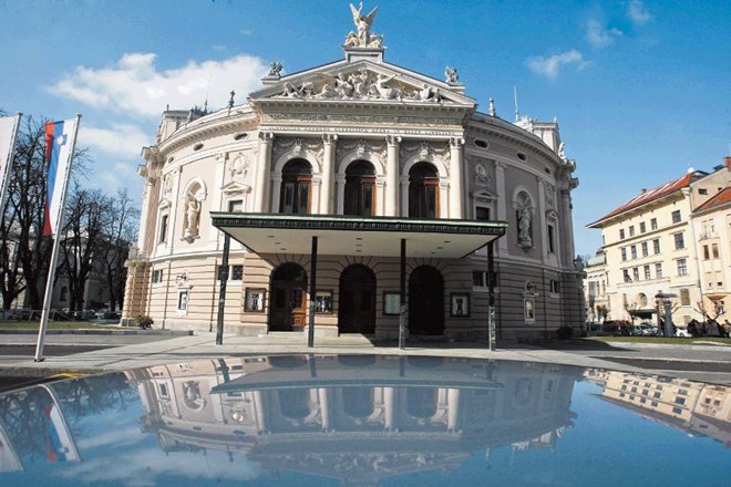 Bleščavost prenovljene stavbe SNG Opera in balet Ljubljana je le navidezna. Tarejo jo finančne, umetniške in  gradbeniške...