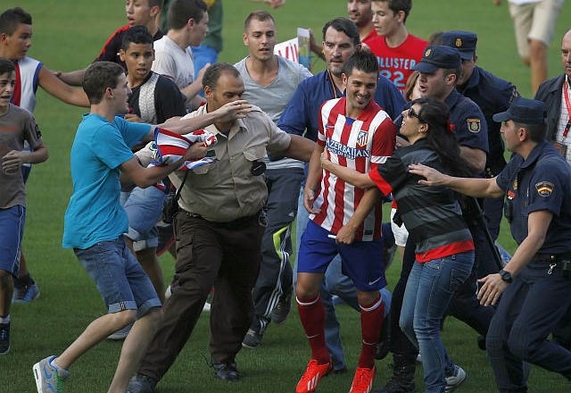 Na predstavitvi Davida Ville so številni navijači Atletica vdrli na igrišče. (Foto: Reuters) 