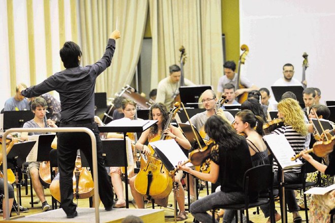 Orkester mora prilagoditi igranje, ko predenj stopi drug dirigent. 
