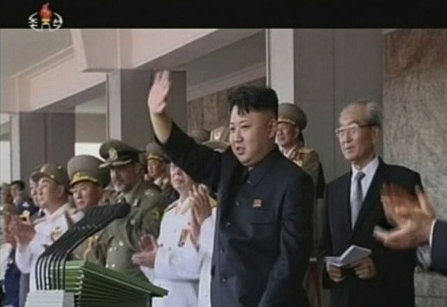 V Severni Koreji na največji vojaški paradi doslej tudi rakete, tanki in raketometi (foto)