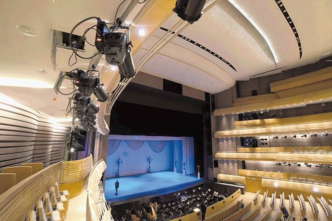 Notranjost novega operno-baletnega teatra Mariinski II je več kot razkošna, sodobno opremljena osrednja koncertna dvorana pa...
