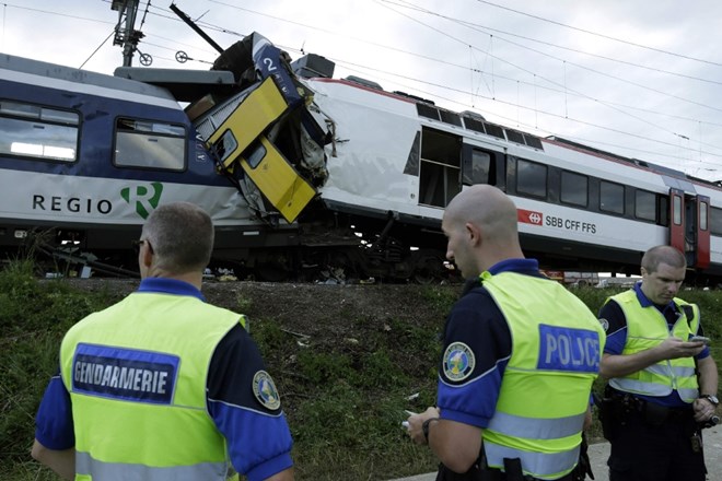 Čelno trčenje vlakov v Švici: Strojevodja naj bi spregledal rdečo luč (foto)