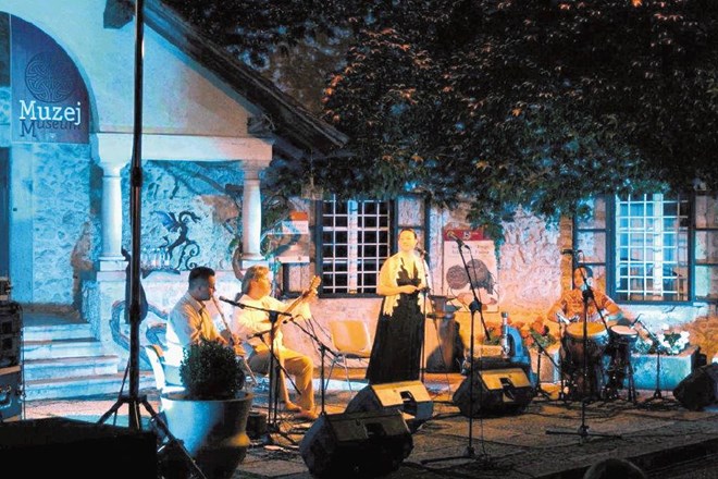 Makedonska zasedba Dragana Dautovskega je na blejskem gradu  izvajala tradicionalno glasbo folklornih inštrumentov. 