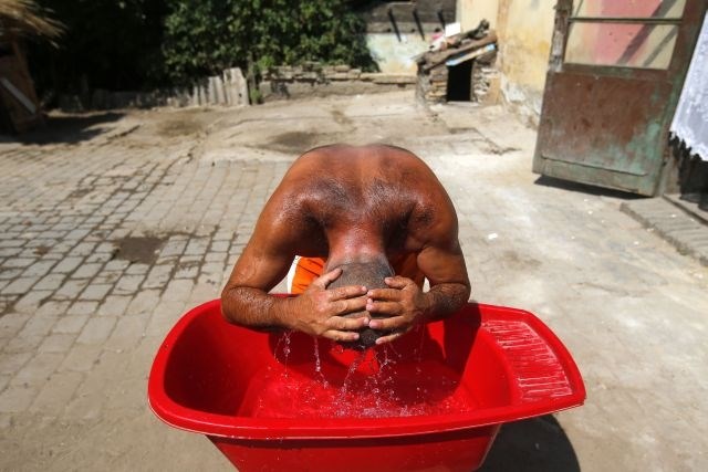 Spopadanje z vročino na Madžarskem (Foto: Reuters) 