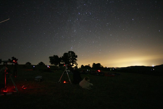 Opazovanje meteoritskega dežja na Medvedjem brdu.   Foto: Tomaž Skale 