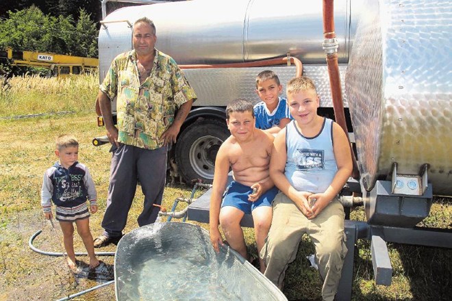 Roman Novak (na sliki v sredini) bo skrbel, da bodo Romi v Žabjaku gospodarno ravnali z vodo, ko bodo predvidoma čez 14 dni...