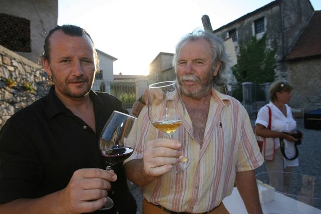Oče in sin, Branko in Vasja Čotar iz Gorjanskega, sta točila le značilna kraška vina: teran, vitovsko grganjo, malvazijo in...
