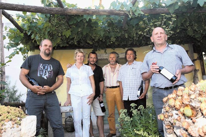 V sklopu praznika terana in pršuta je na Bunčetovi domačiji v Dutovljah manjša skupina vinarjev – Branko in Vasja Čotar iz...