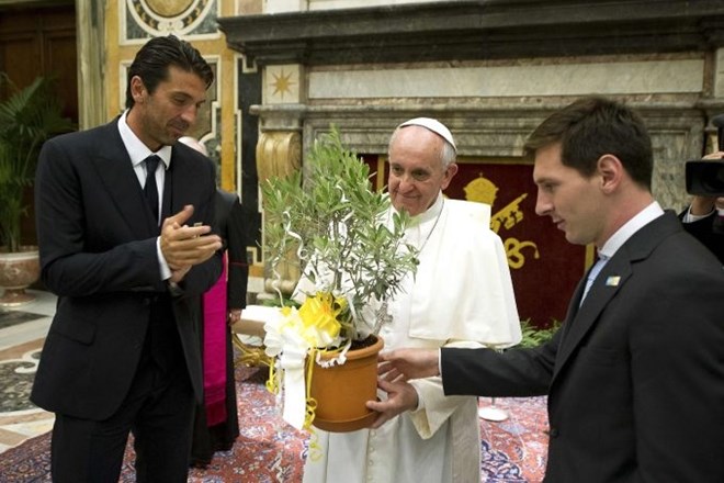 Kapetana obeh reprezentanc Gianluigi Buffon in Lionel Messi sta ob obisku papežu podarila oljko. (Foto: Reuters) 
