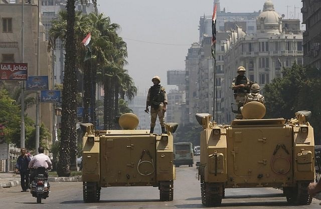 Vojaki so zavzeli položaje v Kairu. (foto: Reuters) 