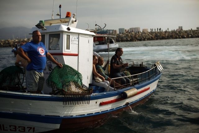 Španski ribiči z ladjami in čolni protestirali proti grebenu v Gibraltarju (foto)
