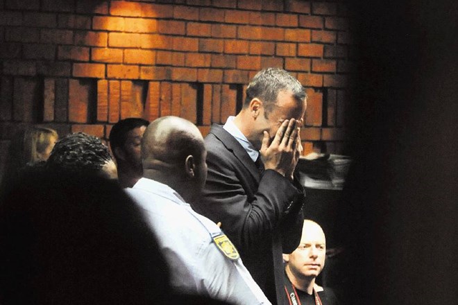 Oscar Pistorius tudi na včerajšnjem predobravnavnem naroku na pretorijskem sodišču  ni mogel skriti solza. 