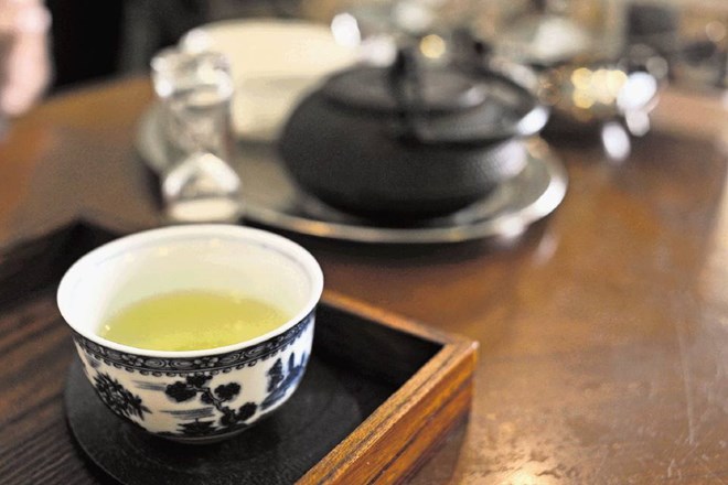 Obred pitja čaja, ki pomirja telo in duha, se začne z njegovo pripravo. Za ta namen so med poznavalci najbolj cenjeni glineni...