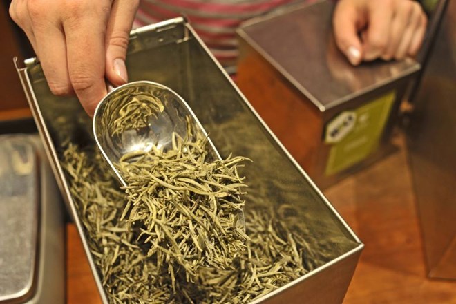 Videz in oblika posušenih čajnih lističev sta odvisna od načina obdelave... 