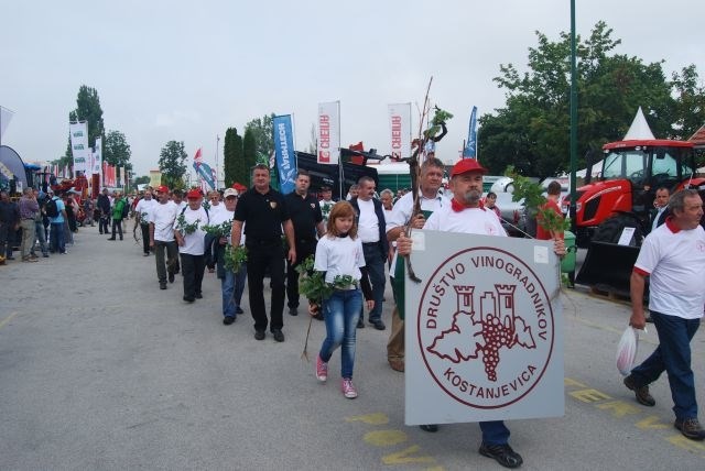 Okoli tisoč vinogradnikov na Agri protestiralo proti višjim davkom (foto)