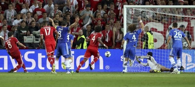 Eden Hazard je v tretji minuti podaljška dosegel zadetek za vodstvo Chelseaja z 2:1. (Foto: Reuters) 